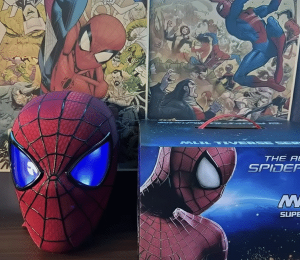 máscara arácnida con ojos iluminados azul